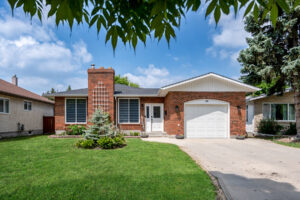 UPGRADED NORTH KILDONAN Bungalow! Spacious & Beautiful-3BD 3BATH-Finished Lower Level RECRM & OFFICE+Attached Garage-Fantastic Fenced Backyard!