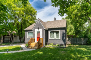 Selkirk, MB – Lovely 1130 SQ FT 1.5 STRY 2 BDRM 2 BATH W/FIN BSMNT and Huge Beautiful Lot/Backyard!
