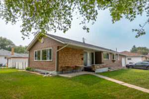 Fantastic Bungalow 3+3 BDRM 2 BATH and Large Lot w/ Attached Garage in the Heart Of Garden City!