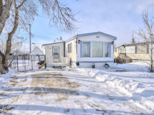 Very Affordable Ownership! Trailer Park Mobile Home in Woodlands, MB!