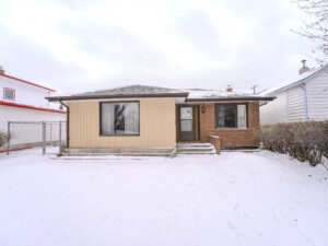 Heart of West Kildonan!   2 BD+2 BATH Bungalow SOLD by long-time Owner with Anna Rule!